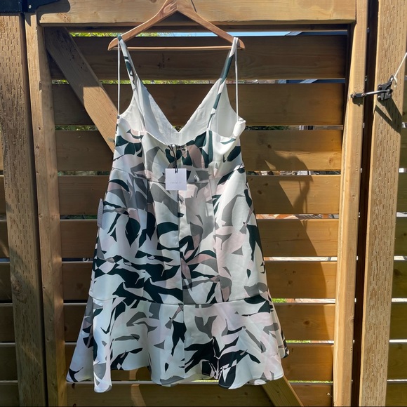 Plus size cocktail dress negative space plant print - Picture 5 of 11